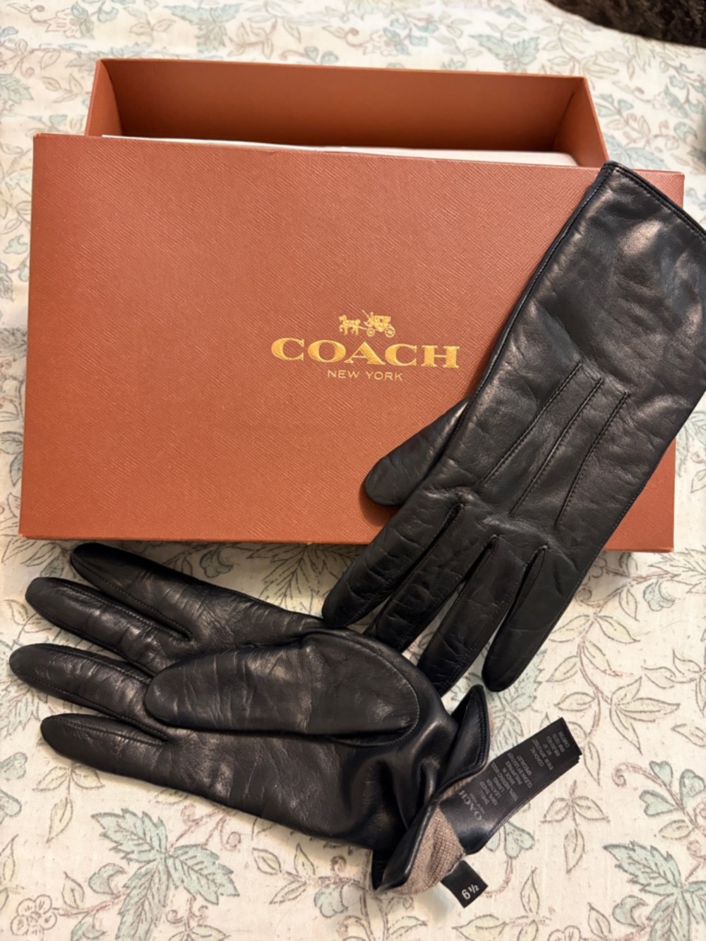 Coach Black Leather woman’s Gloves with Subtle Stitch Detail